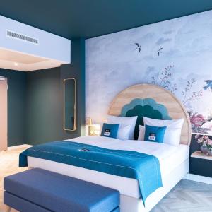 Premium Queen room with single sofa bed