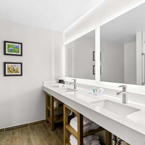 Superior Queen Suite with Sofa Bed - Non-Smoking