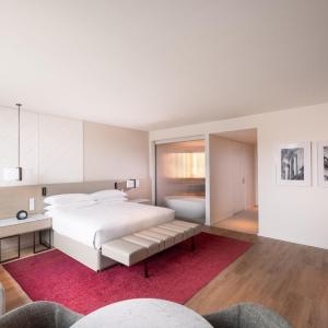 M Club King Room with Lounge Access