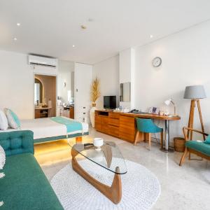 Deluxe Suite with Pool Access