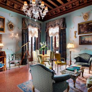 Patron, 1 Bedroom Larger Suite, 1 King, Grand Canal view