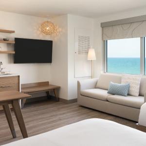Studio Queen Room with Ocean View and Sofa Bed - Mobility Accessible with Roll-in Shower