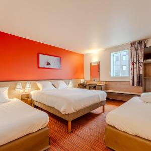 Quadruple Room (1 double bed, 1 single bed, 1 child bed (70/63 in))