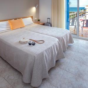 Triple Room with Lateral Sea View (2 Adults + 1 Child) 