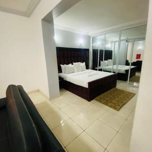 Suite with Hot Tub