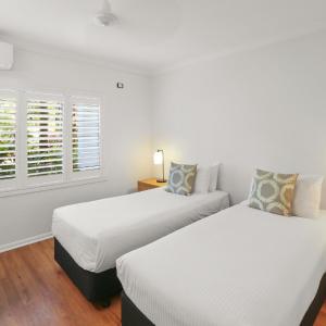 2 Bedroom Pool View Apartment - Free Parking, WiFi and Daily Beach Yoga