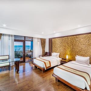 Deluxe Twin Room with Balcony and Sea View