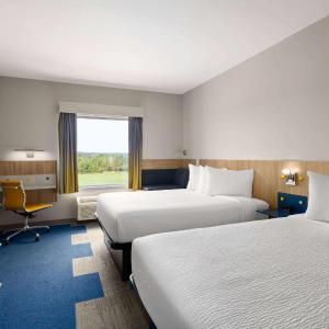 Queen Room with Two Queen Beds and Shower, Non-Smoking