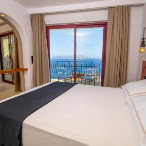 Double Room with Balcony and Sea View