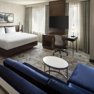 Studio King Room with Sofa Bed and Tub - Mobility/Hearing Accessible