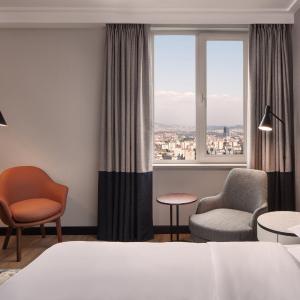 Executive King Room with Panoramic City View - Lounge Access
