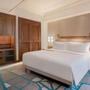 1 King Bed, Club Lounge Access, Junior Suite