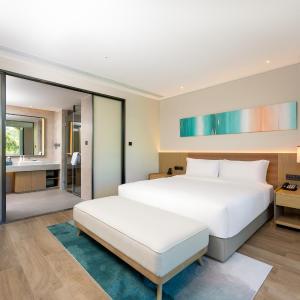 One-Bedroom King Suite - Sea View