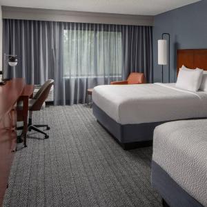 Queen Room with Two Queen Beds and Adapted Tub - Mobility Accessible