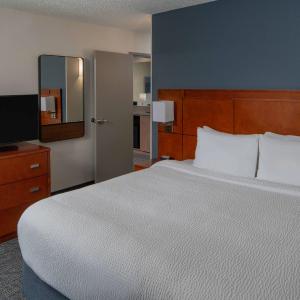 One-Bedroom King Suite with Sofa Bed, Courtyard View and Adapted Tub – Mobility Accessible
