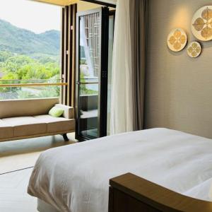 King Suite with Mountain View