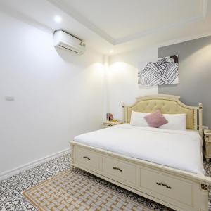 One-Bedroom Apartment with Bath
