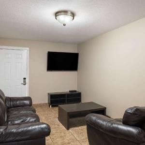 King Suite - Non-Smoking