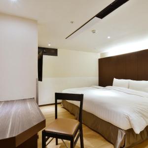 King Room with No Window