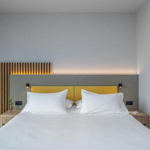 Deluxe Double Room with Lake View and Balcony