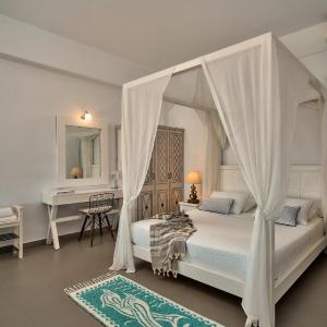 Poolfront Superior Suite with Sea View