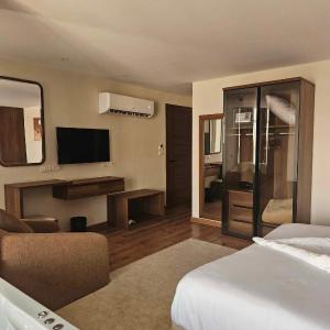 Premium King Room with Partial Pyramids View And Jacuzzi