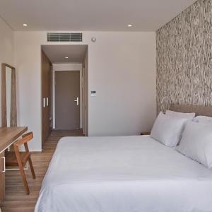 Swim-Up Double Room