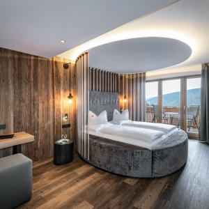 Suite with Canopy Bed and Mountain View