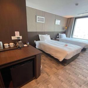 Room with Two Single Beds and Tub with Grab Bars - Mobility Accessible - Non-Smoking