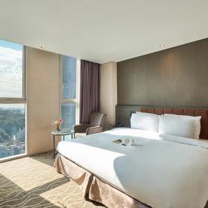 24hr Stay - Hollywood Double Room with City View with 2PM Check-in/Check-out