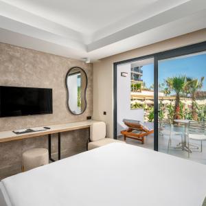 Swim Up Room