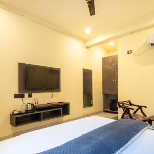 Deluxe Room (2 Adults + 1 Child)