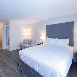 Queen Room with Roll-In Shower - Disability Access