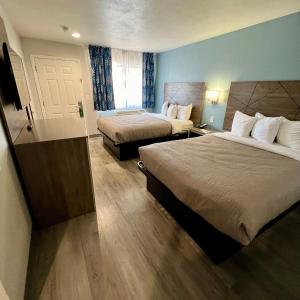 Queen Suite with Two Queen Beds and Sofa Bed - Non Smoking