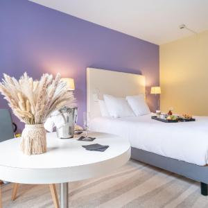 2 Adjacent Rooms