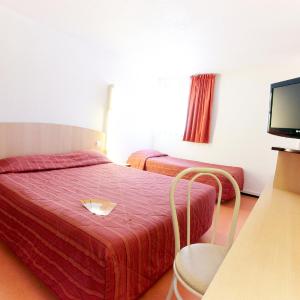 Triple Room (1 Double Bed + 1 Single Bed)