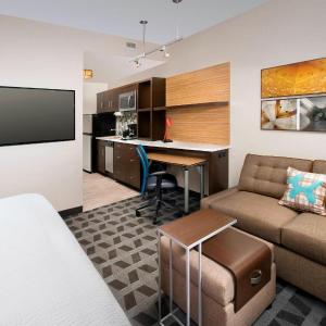 King Studio with Sofa Bed - Hearing Accessible