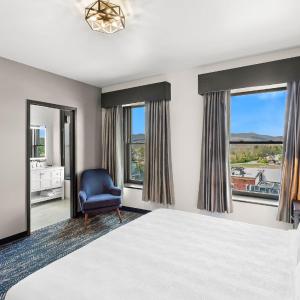 King Room - Non Smoking/Interior Hall