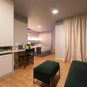 Suite with Bathtub