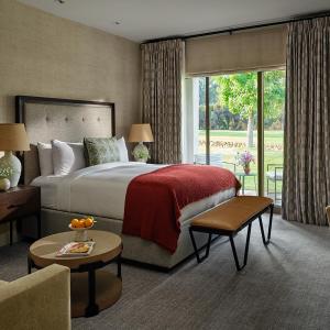  Fireplace Shangri-la Room with King Bed