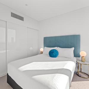 Two Bedroom One Bathroom Sky High Apartment (4 Guests)