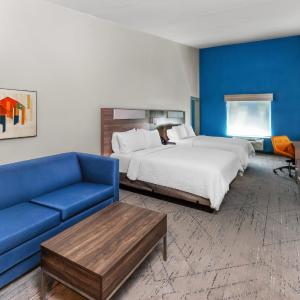 Queen Suite with Two Queen Beds - Office Area