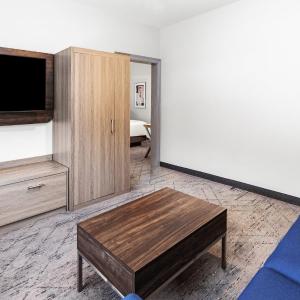 Queen Suite with Two Queen Beds Hearing Accessible Bathtub - Non-Smoking