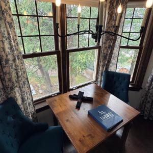 Queen Suite with Pool View