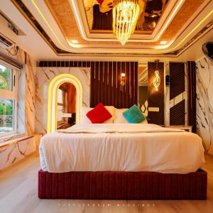Premium A/C Double Room in Sharing Houseboat