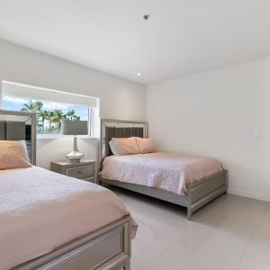Four-Bedroom Apartment with Pool View