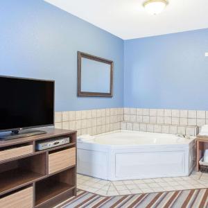 Deluxe King Studio Suite - Non-Smoking