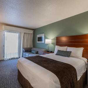 King Room with Bath Tub - Mobility Access/Non-Smoking