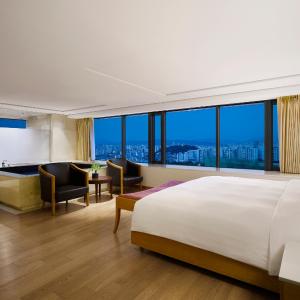 Deluxe Pool - The Green Leaves of Summer PKG(Breakfast at Granum Dining Lounge, Indoor&Outdoor pool access, Fitness access for 2 people included)