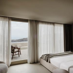 Fοur-Bedroom Villa with Two Private Pools and Caldera View